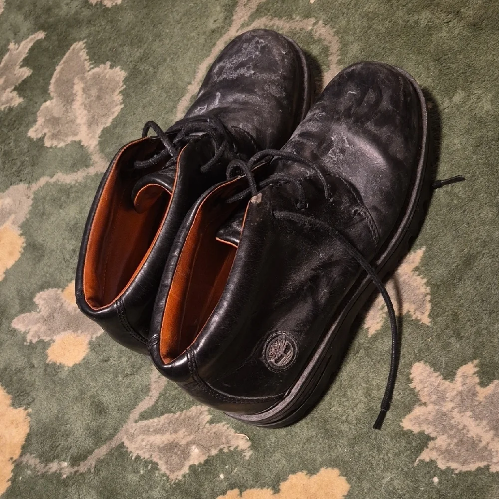Timberland Black Leather Chukka Boots with Tan Lining